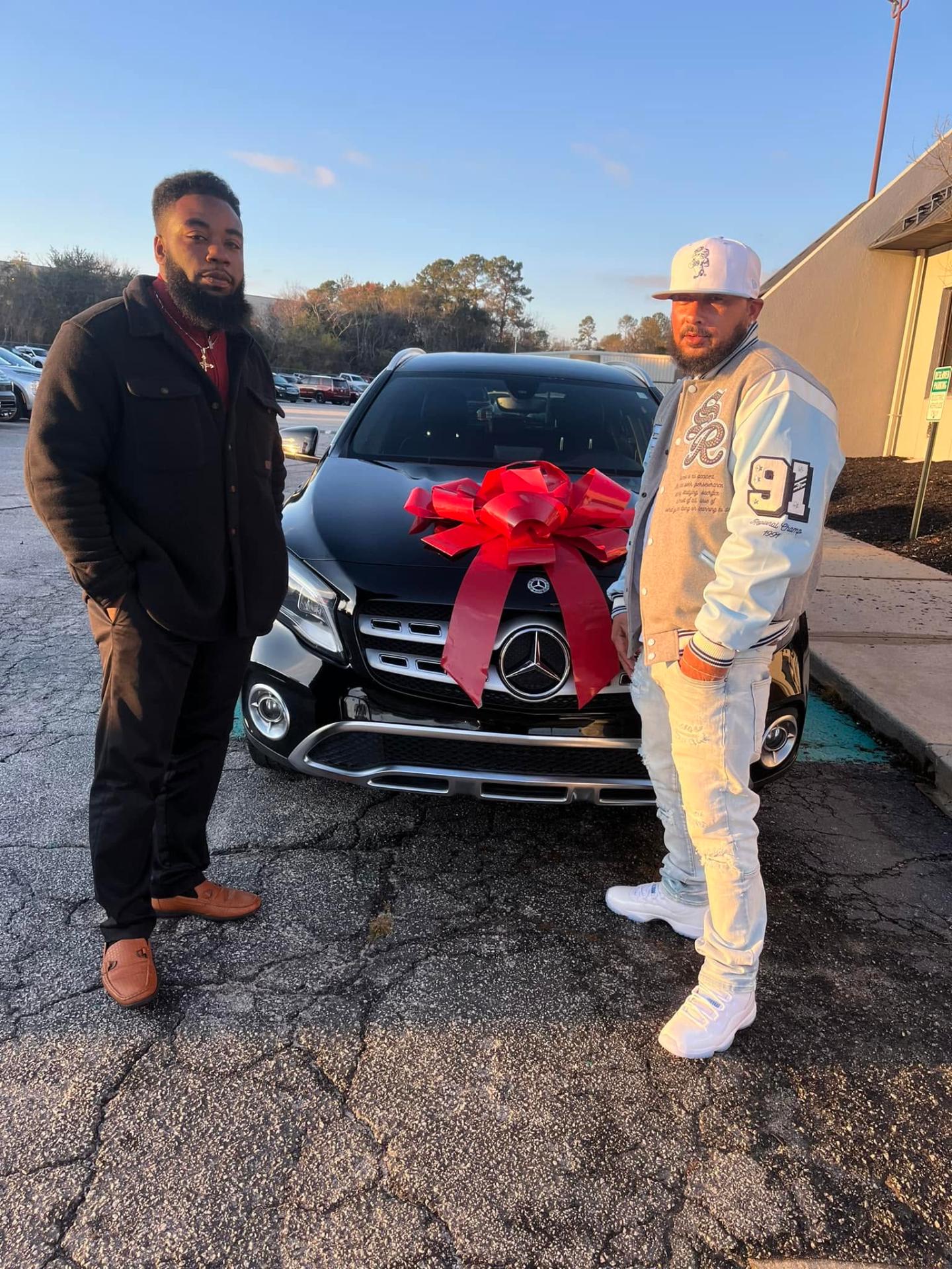 Happy customer with new Mercedes-Benz GLA